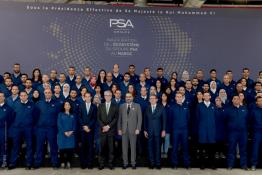 Image du Maroc Professionnelle de  Sa Majesté le Roi Mohammed VI et Remi Cabon, directeur de l'usine de Kenitra pour PSA, à droite, ont procédé à la cérémonie d'inauguration de "l'écosystème du groupe PSA" au Maroc, à Atlantic Free Zone de Kénitra, à 35 km au nord de Rabat, le jeudi 20 juin 2019. La nouvelle usine d’une capacité de production annuelle de 100 000 véhicules et moteurs associés, dont la capacité de production sera doublée d’ici à 2023. La cérémonie a été marquée par le dévoilement du nouvelle Peugeot 208, un véhicule produit dans l’usine de Kenitra. (Photo/ SPPR) via Jalilbounhar.com
 